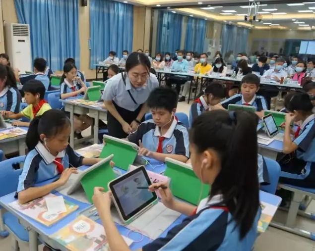 数据洞察对课程内容教育方法和评估系统进行系统性优化