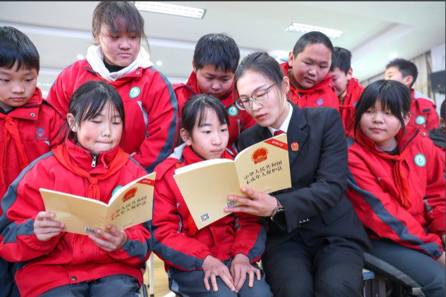 让越来越多学生学会用法律维护自己纷繁展开校园法治作业的立异探究 让越来越多学生学会用法律维护自己纷繁展开校园法治作业的立异探究
