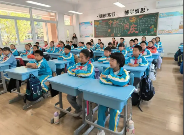 借助平台学习成长家庭教育课程孩子持行走护照打卡实践基地